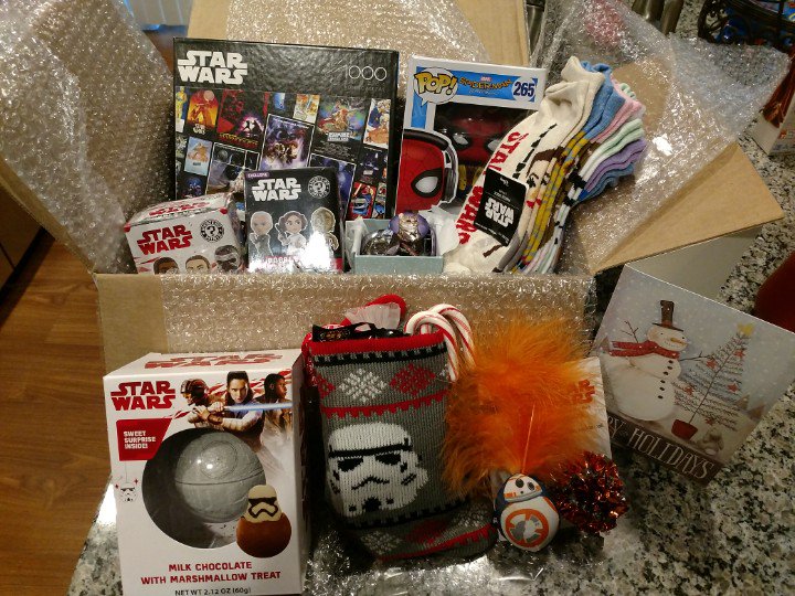 _Elfindale's tweet photo. Made it to the post office today and grabbed my #gamersecretsanta gift from @dazzlinggeek.Squeeee, it's amazing. Her cars even bought Jasper some Star Wars cat toys. Star Wars puzzle, bobble heads, & socks, Spiderman Funko (squee), Doctor Who cat pins (squee), candy. Amazing!! https://t.co/7jlBv3mjoW