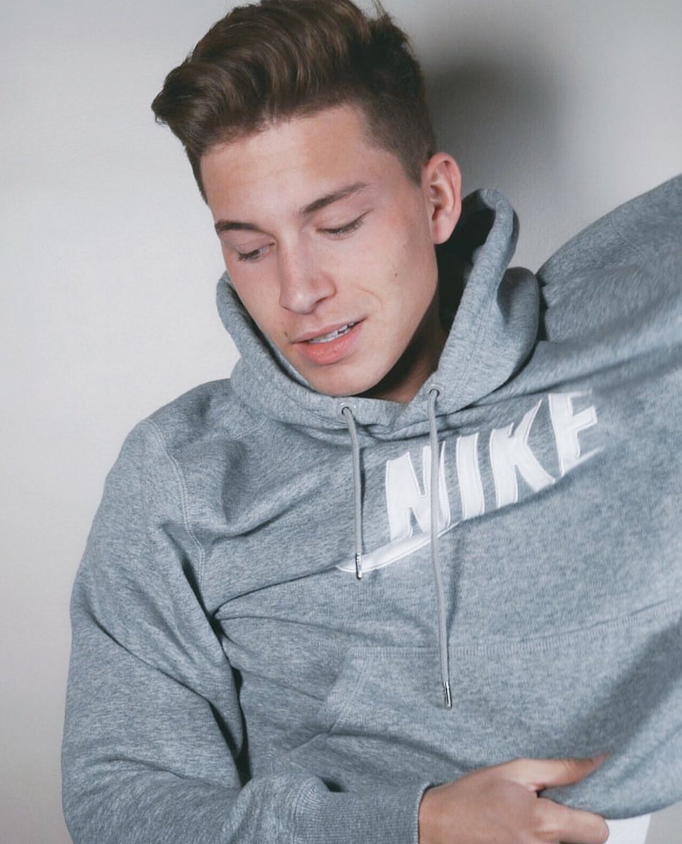moleguacamoleOT's tweet photo. PORQ TIENE QUE SEGUIR PRESTÁNDOLE SUS SUDADERAS A LAS AMIGAS 😏🔥#RepescaRaoulOT #RaoulEsMuchoMasQueOT #RaoulSeQueda #OTDirecto22D https://t.co/QVLHXE94UQ