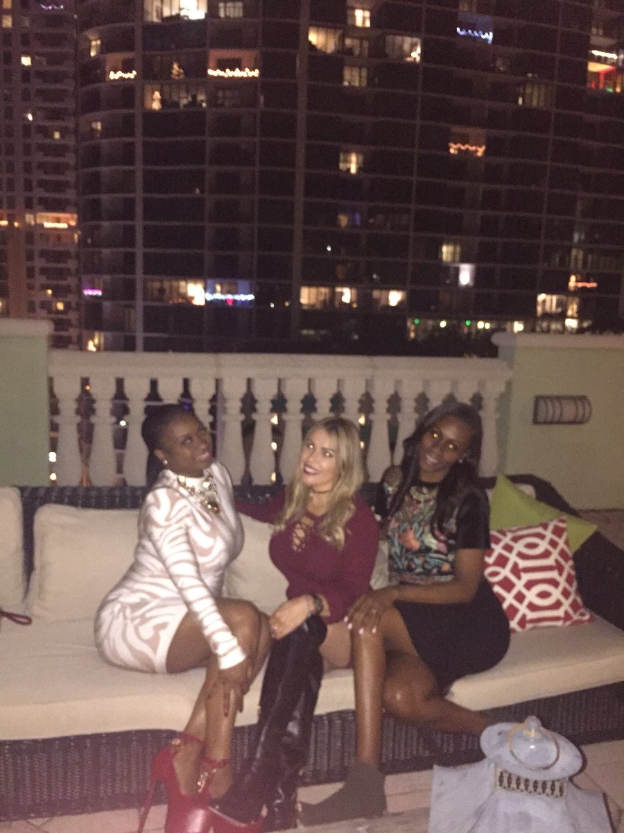 Mayra2809's tweet photo. Christmas’s Party #lasolas #hotelriverside🎉🎄🍷 https://t.co/XNxVuxIPjJ