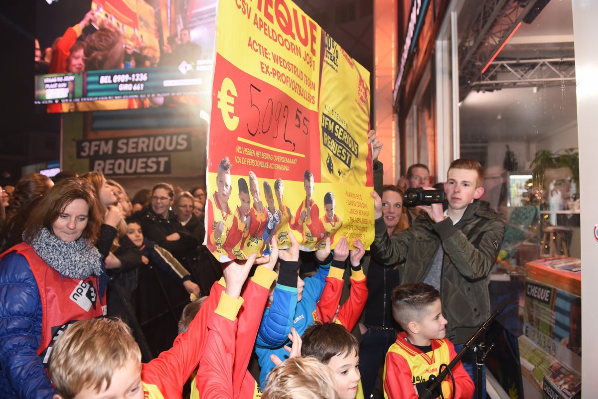 csv_apeldoorn's tweet photo. 📺 | De spelers van de JO8-1 kregen volop aandacht bij het Glazen Huis toen zij hun cheque van € 5.092,55 (!) kwamen aanbieden: https://t.co/U6uhpagDCV #SR17 @SeriousRequest https://t.co/5nBa6mOlAq