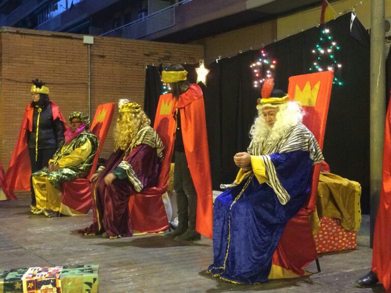 AfaCatalonia's tweet photo. Amb la #Batucata i la festa de Nadal us diem adéu fins al 2018. Tornem al gener amb nova energia i més activitats!!! Bones festes a tothom!!! https://t.co/ufnPxUWEK8