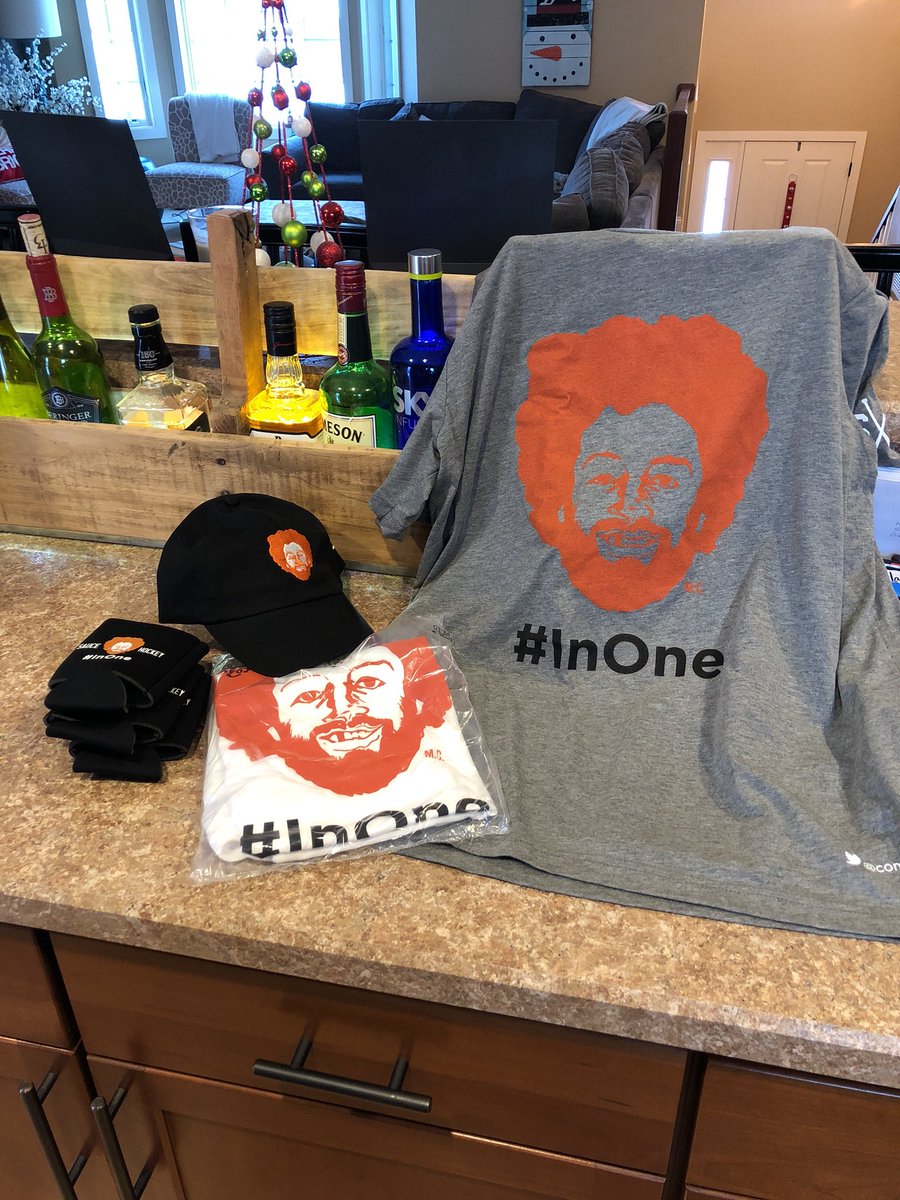 pudelpointer22's tweet image. Commie man crush? DILLY DILLY!!  #siouxforever #skatingishard #saucehockey #gophersblow @commie22