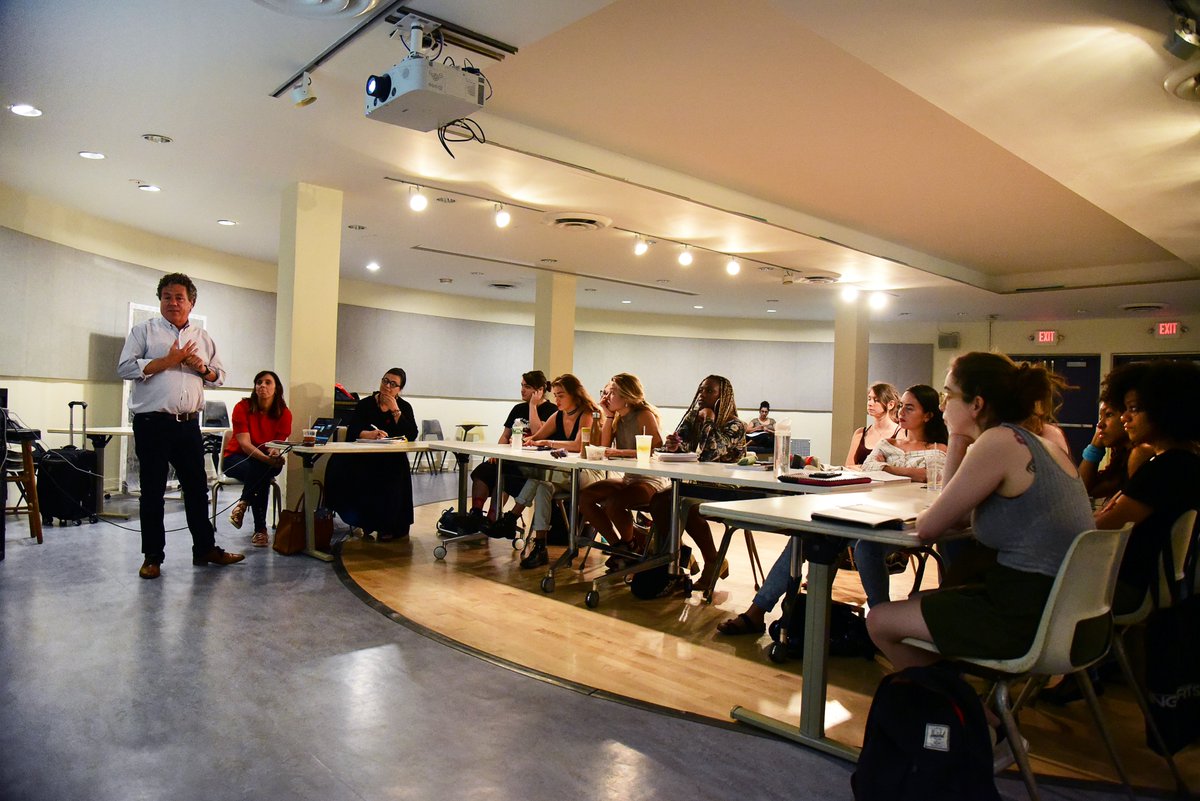 LigoProject's tweet image. Biologist Scott Lowe talks with students from Ligo Project &amp;amp; Eugene Lang’s Creating Solo Performance course about tumor-suppressor genes #LigoatLang #sciart #TNS