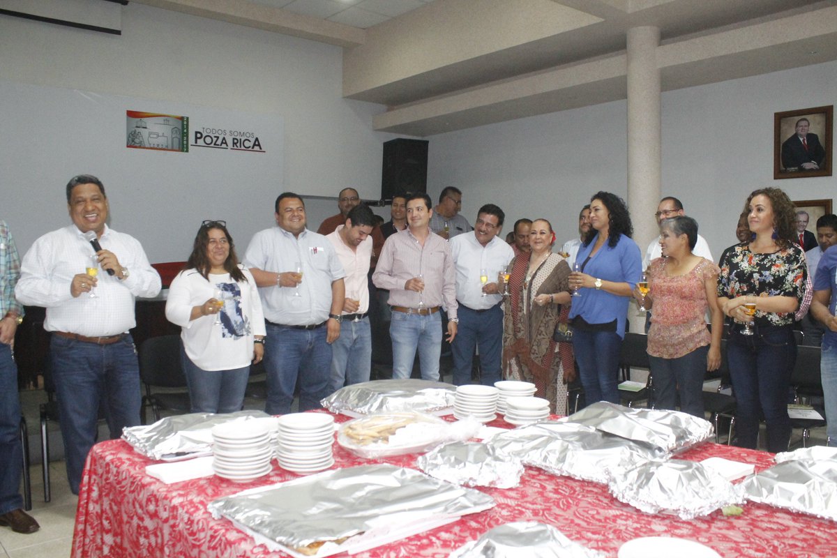 TodosSomosPR's tweet photo. El alcalde #SergioLorenzoQuirozCruz celebró el brindis navideño el último de su administración, acompañado por integrantes de su comuna, trabajadores de confianza y sindicalizados https://t.co/oeX7y6vKNi
