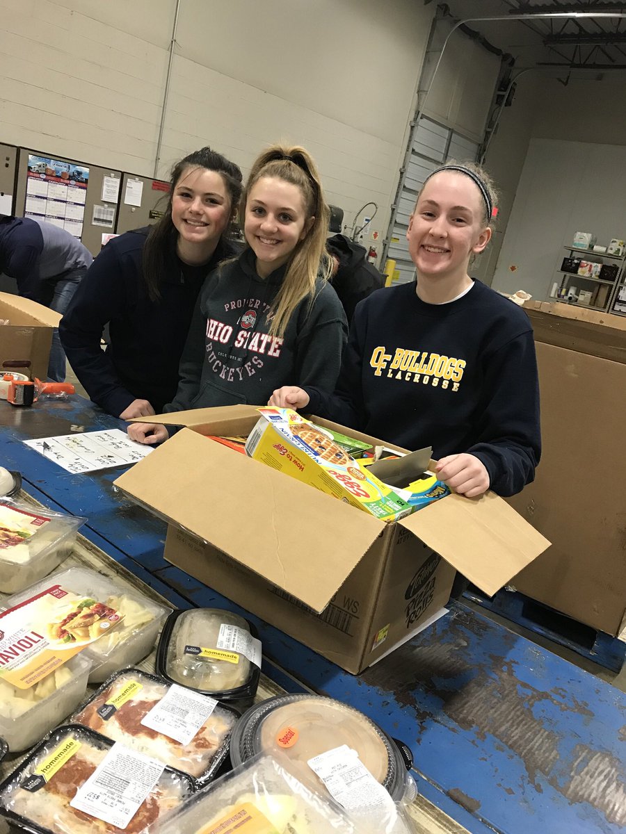 fallsgirlshoops's tweet photo. Our girls gave up their time to help at the Greater Cleveland Food Bank today! Proud of you ladies for so many reasons! https://t.co/5GQK7RkHNQ