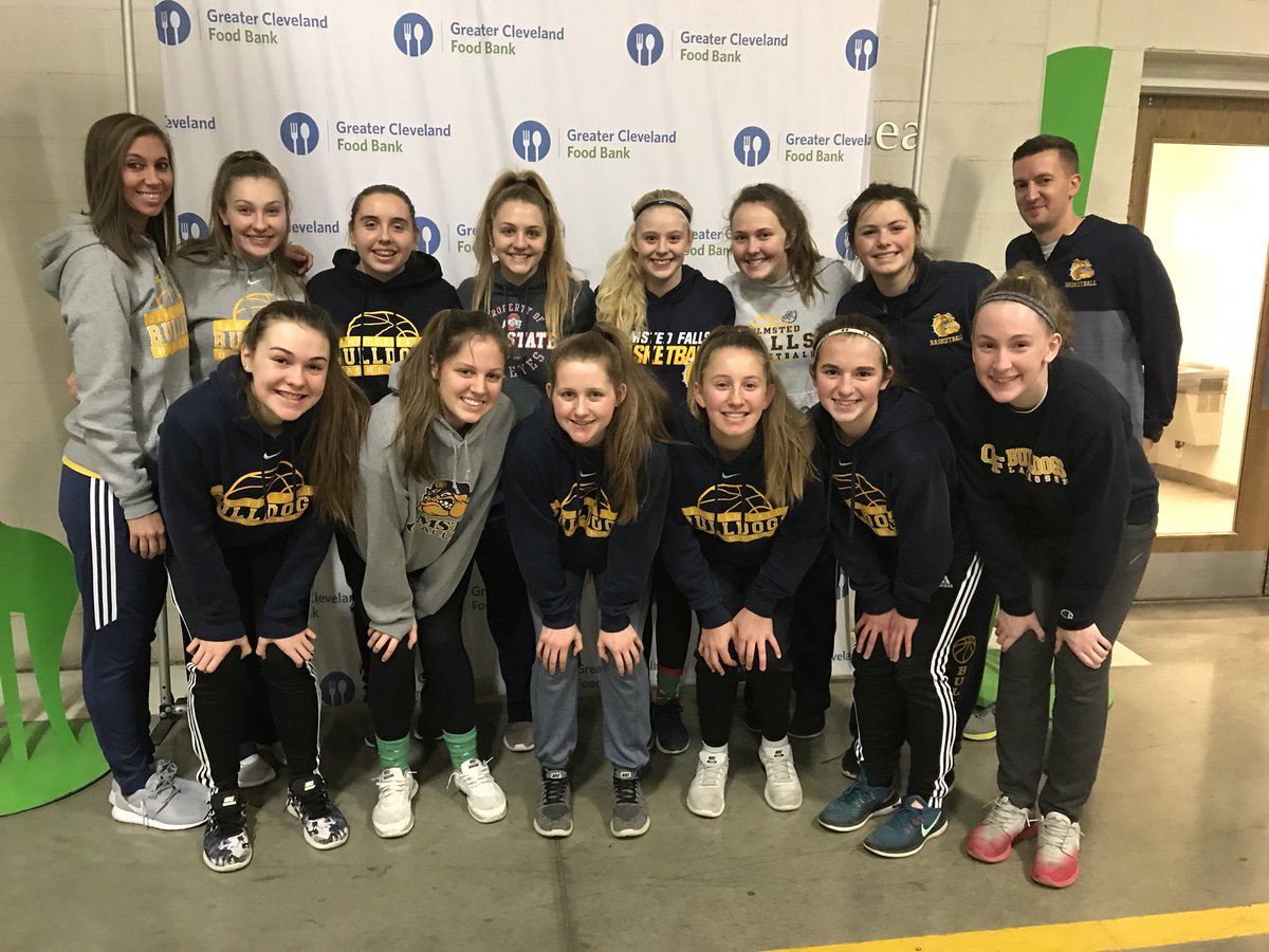 fallsgirlshoops's tweet photo. Our girls gave up their time to help at the Greater Cleveland Food Bank today! Proud of you ladies for so many reasons! https://t.co/5GQK7RkHNQ