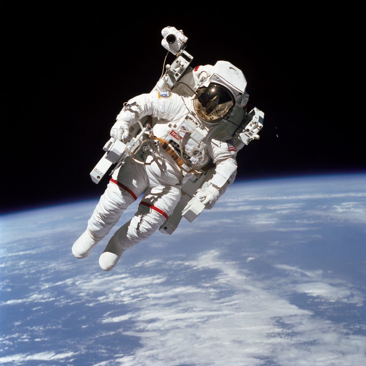spaceexplore's tweet photo. Ce 21 déc, nous avons perdu l’homme volant dans l’espace, l’astronaute Bruce McCandless vient de rejoindre les étoiles à 80 ans. Bon voyage... Nous l’avions croisé au congrès des astronautes à Toulouse #ASE30 #STS41B @NASA https://t.co/nff4dV3im5