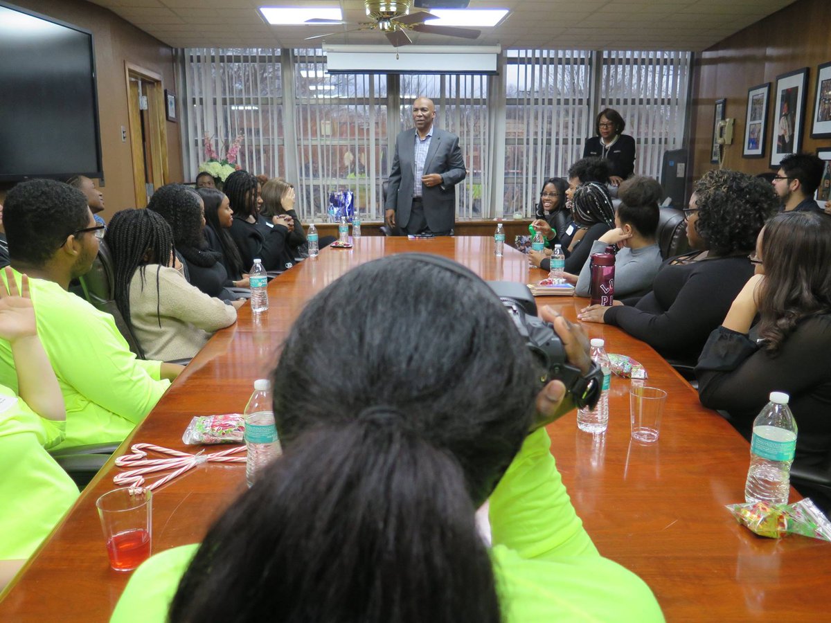 EastRamapoCSD's tweet photo. "Don't let anyone dim your light - it's a gift." The Superintendent's Leadership Circle from #SpringValleyHS and #RamapoHS started their holiday break with inspiration from @AlfonsoWyatt2. #ERCSD #EastRamapo #RiseUp @NYSEDNews https://t.co/MXe8mOdIiI