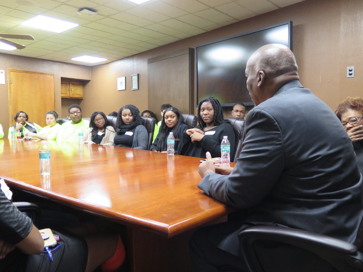 EastRamapoCSD's tweet photo. "Don't let anyone dim your light - it's a gift." The Superintendent's Leadership Circle from #SpringValleyHS and #RamapoHS started their holiday break with inspiration from @AlfonsoWyatt2. #ERCSD #EastRamapo #RiseUp @NYSEDNews https://t.co/MXe8mOdIiI