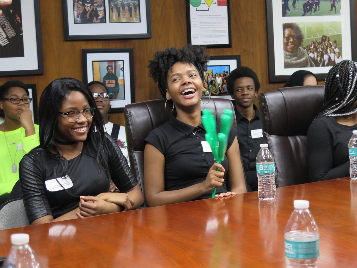 EastRamapoCSD's tweet photo. "Don't let anyone dim your light - it's a gift." The Superintendent's Leadership Circle from #SpringValleyHS and #RamapoHS started their holiday break with inspiration from @AlfonsoWyatt2. #ERCSD #EastRamapo #RiseUp @NYSEDNews https://t.co/MXe8mOdIiI