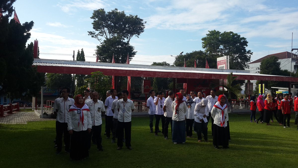 rizka_muchtar's tweet photo. Upacara peringatan Hari Ibu
@WitelJember 
@_funtastic5_ 
#hariibu2017 https://t.co/S5d1qfelSd