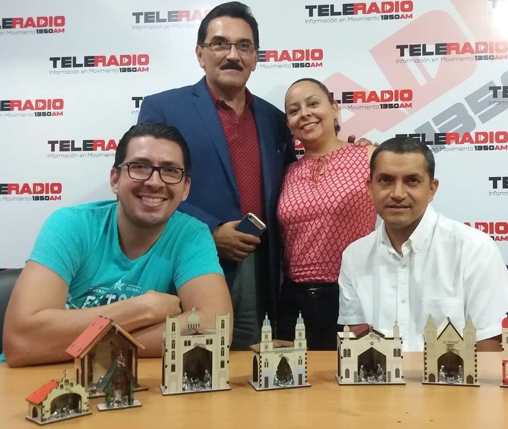 HildaCuadroG's tweet photo. Un placer conversar con @fernando_torrres03 artesano de Loja que vive en Guayaquil y elabora pesebres miniatura dentro de replicas de iglesias, realmente hermosos, número de contacto: 0995942667
#GPEXITO en @teleradio_1350am junto a @alexandramerag @marcerojasg y @eduardo_… https://t.co/VAdkw4zjcz