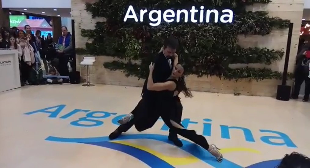 tangomice's tweet photo. 2017 a fantastic year! 
Thank you to our friends! 
We are waiting for you in 2018 with more Tango in our lives! Merry Christmas and Happy New Year 2018!   A &amp; G https://t.co/BnG7UApLRw