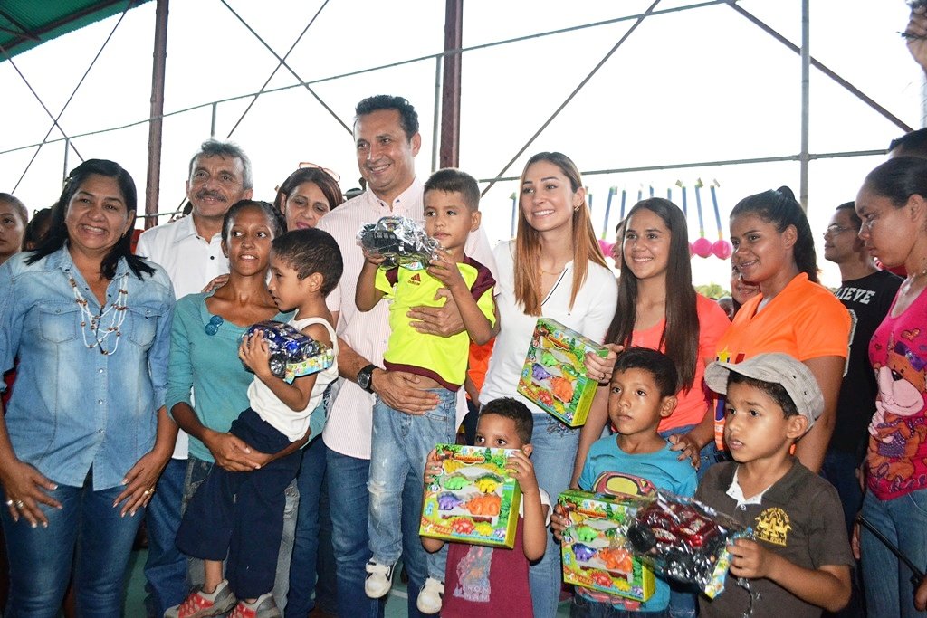 josemvasquez's tweet photo. El niño Jesús llegó a Calabozo y llegará durante éstos días a todas las comunidades a través de los CLAP #EnCuerpoAlmaPorGuarico Gracias por ésta bendición presidente @NicolasMaduro https://t.co/41slgAJWvJ
