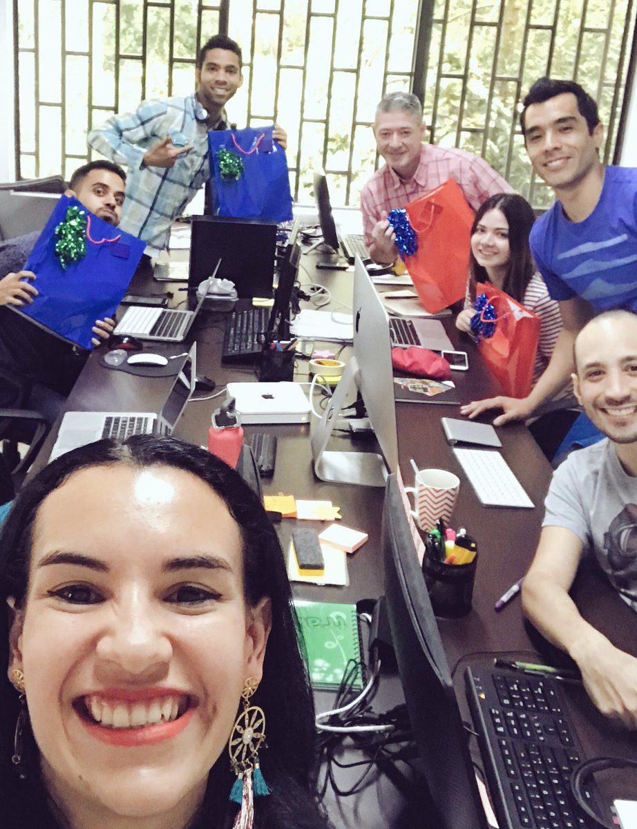 veroprieto's tweet photo. #Navidad con mi equipo 🎄😊🎁 #FelizNavidad2017 para todos y mucha gratitud a mi equipo por el increíble trabajo que hacen todos los días ! 💜 #Team #ILoveMyJob https://t.co/YXTl7UhCPY