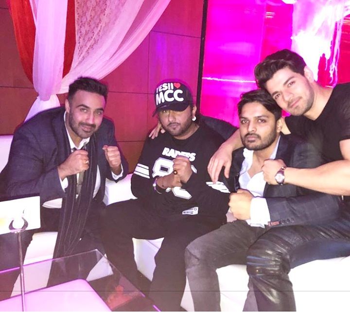 yo_yo_army's tweet photo. Last Night 😍 #YoYoHoneySingh while Attending Cirque le Soir at Andaz Hotel Delhi ⚡
Finally He Is Back 😎
AND another Surprise is on The Way.. Yeah Today Is The Day For that Big News 👏
Keep Blessing @asliyoyo 
#ImtiazKhatri #SoorajPancholi #BobbySuri #YoYoIsBack 👌 https://t.co/qEAoKYtUcM