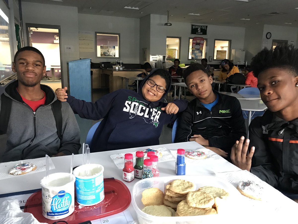 heymsclay's tweet photo. Had a blast decorating cookies w/my freshies today. It’s a tradition that I brought w/me. Plus, we watched a movie tied to the novel we are studying. These side poses were everything 💚😂💙
•
#litxlearning 🔥
#heymsclay 👩🏾‍🏫
#LastdaybeforeChristmasbreak 
#spreadthelove
#Joy https://t.co/drs2zHBJtp
