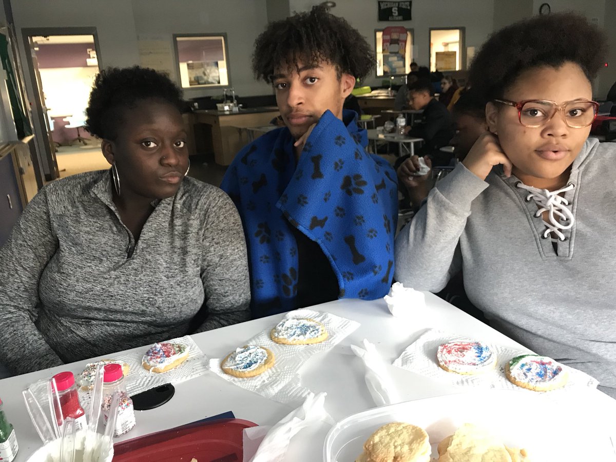 heymsclay's tweet photo. Had a blast decorating cookies w/my freshies today. It’s a tradition that I brought w/me. Plus, we watched a movie tied to the novel we are studying. These side poses were everything 💚😂💙
•
#litxlearning 🔥
#heymsclay 👩🏾‍🏫
#LastdaybeforeChristmasbreak 
#spreadthelove
#Joy https://t.co/drs2zHBJtp