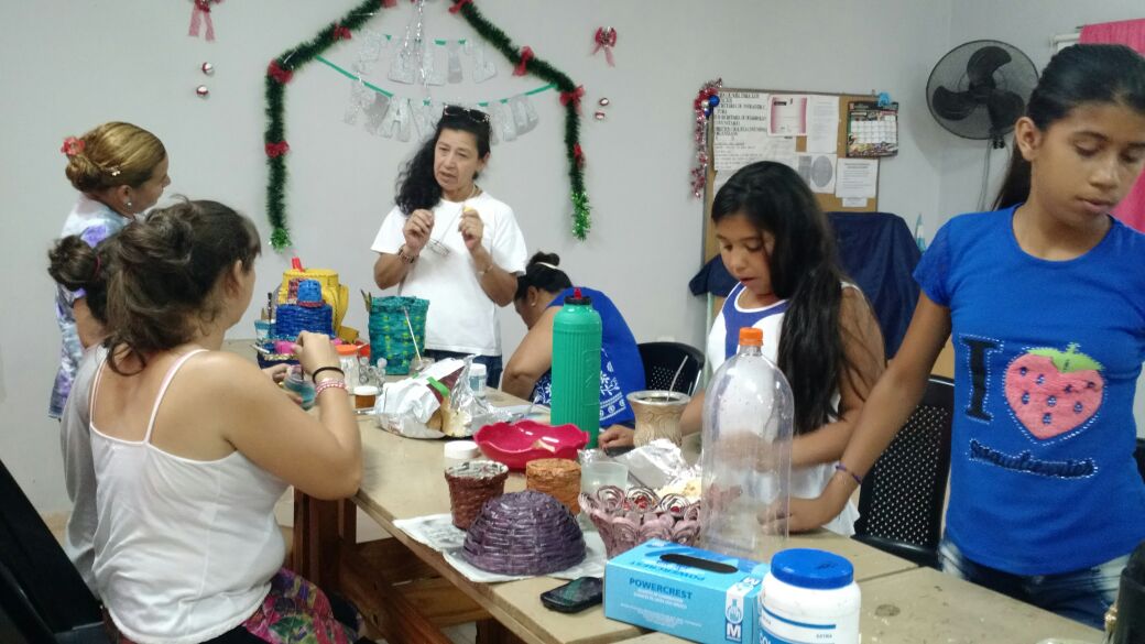 Manosnobles's tweet photo. Curso de Manualidades en el CIC Papa Francisco del barrio San Antonio Este, el día viernes 22/12 de 15 a 17.30 con la Profe Julia.
 Programa HABITAT, proveniente del Ministerio del Interior de la Nación junto con INVICO y la fundación Manos Nobles. https://t.co/JXec5kxtYs