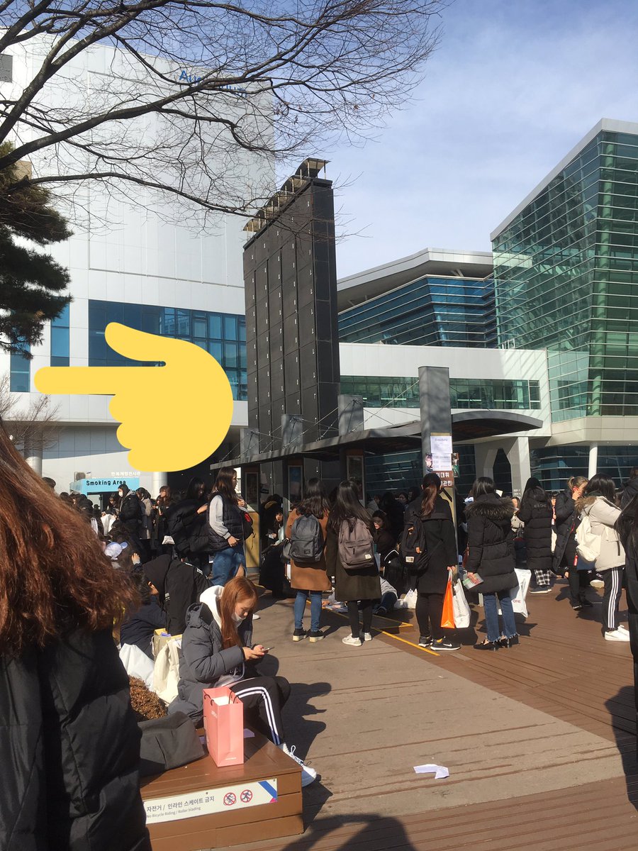FROMNOW_1102's tweet photo. 부산첫콘나눔
1시부터 시작할게요
만남의 광장 전광판 뒷편 국기있는 쪽에서 나눔하겠습니다☺️☺️ https://t.co/0cdQ80qPO2