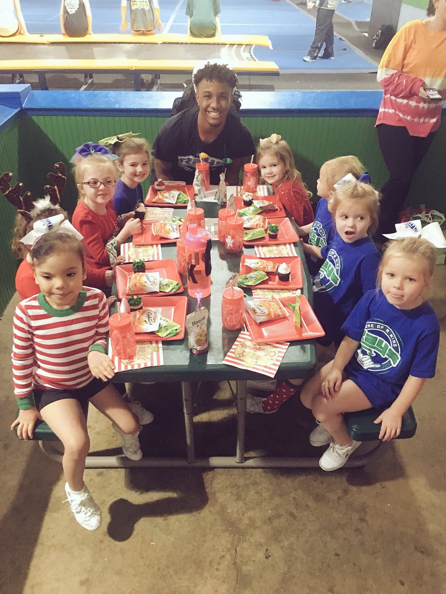 CopperASPRays's tweet photo. The Copper Rays had a fun last practice before Christmas Break! Merry Christmas!!❤️💚 https://t.co/WlKt1BCt1G