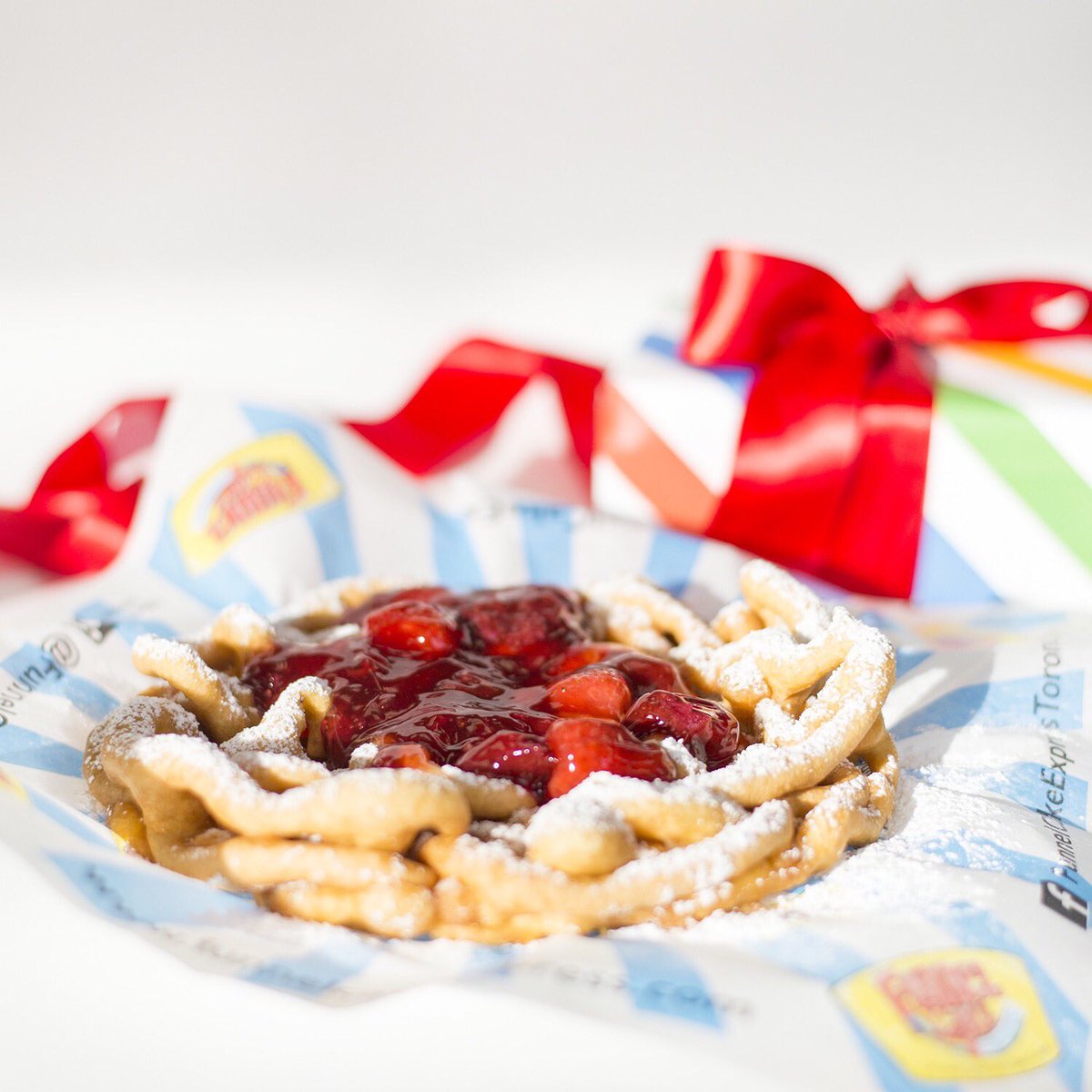 FunnelCakeExp's tweet image. It’s the most wonderful time of the year 🎁Take a break from holiday shopping to enjoy a funnel cake. This month we’re featuring Candy Cane, Gingerbread &amp;amp; Ferrero Rocher! #holidaytreats #decemberfeatures