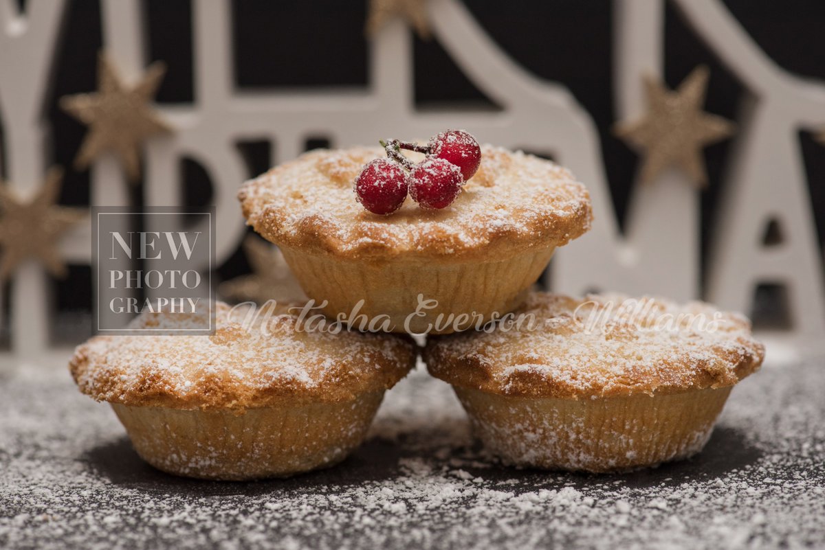 Marvellous Mince Pies! - 3 days 🎁🎄🎅🏻 #pictureoftheday #photooftheday #3daystillchristmas #mincepies #berry #merrychristmas #christmas #food #yum #christmasspirit #christmascountdown #christmasmood #day22 #december #celebrate #treat  #delicious #christmasiscoming