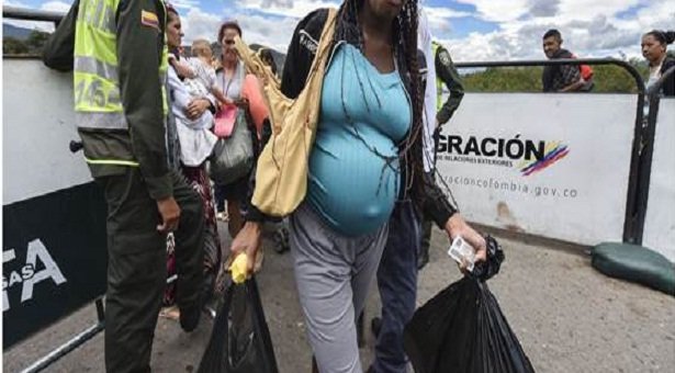 DiarioContraste's tweet image. Venezolana dio a luz cuando cruzaba la frontera hacia Colombia (Video) bit.ly/2CZS61o