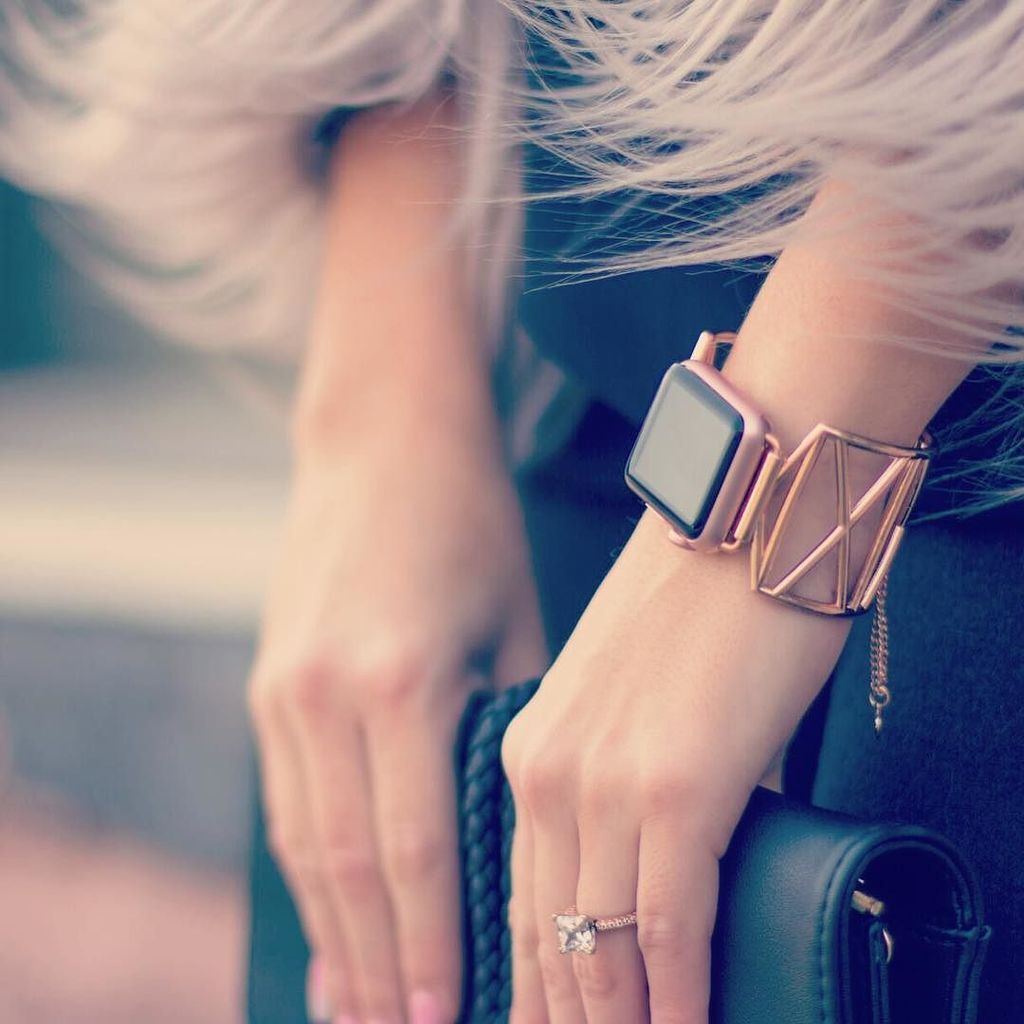 TheUltimateCuff's tweet photo. #fridaynightfashion with @melrose_media fab styling! Our Diana #applewatch jewelry cuff looks amazing on her! ๐#theultimatecuff https://t.co/wc92Qjaejm https://t.co/vvqvQXa6Ur