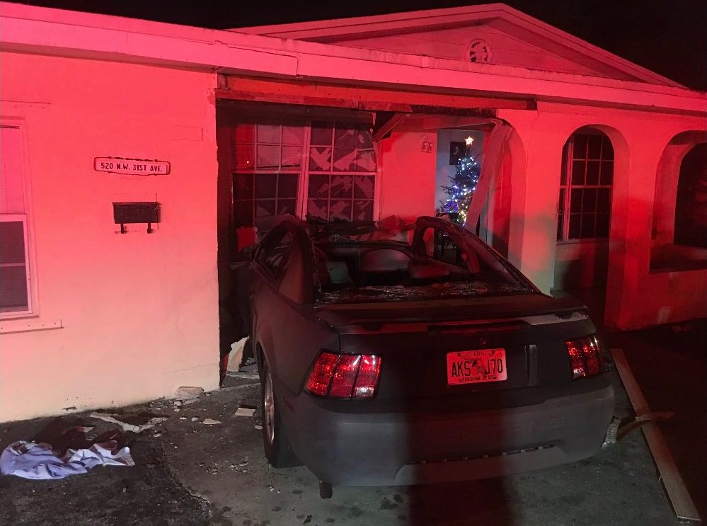 A driver barely missed a Christmas tree when crashing into a house in Fort Lauderdale bit.ly/2BBLief?utm_so… https://t.co/KQvfSUuEHX