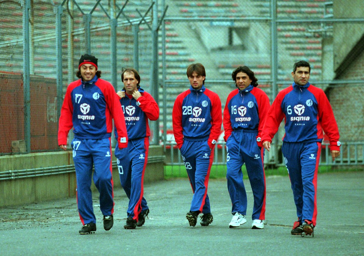 GDRivarola's tweet photo. ¡Qué recuerdo en @SanLorenzo! Tuve el privilegio de compartir plantel con grades figuras y formar parte de una época dorada del club, ganando el Clausura y la Mercosur ´01.
Aquí con JJ Serrizuela, Leo Rodríguez, Filomeno, y el Beto Acosta https://t.co/qZMrA8SWhl