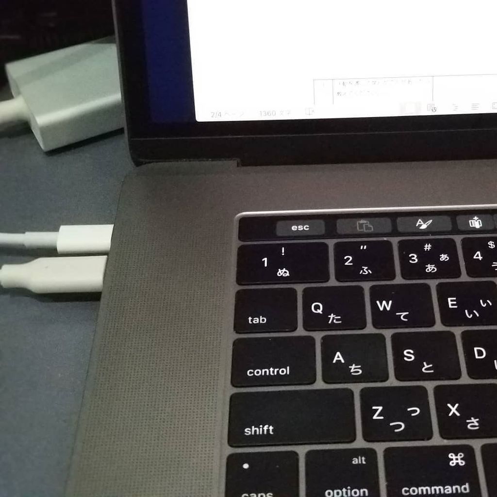 cybertrainKMJ's tweet photo. 朝から超絶溜まっている書き物を処理中。
Macbook Pro(2016)にして1年。薄いキーストロークは他のキーボードがかったるくなるくらい慣れましたが、USB-Cのメリットは未だにわからず。変換いらずになる頃にはこのマシン引退するんじゃないでしょうか…
#macbookpro2016
#usbc https://t.co/qlzELYcfok