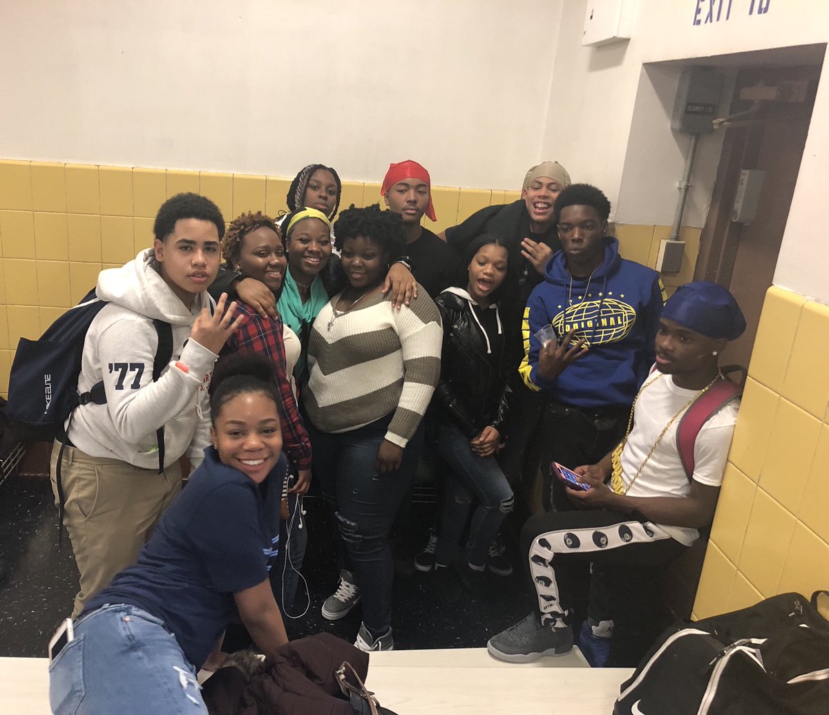 IAmTayona's tweet photo. last day for winter break w my school family ❤️ https://t.co/hNV62p6TOC