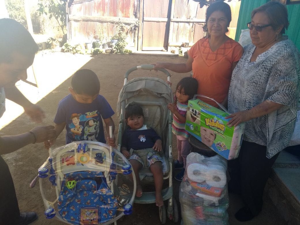 ACOaxaca's tweet photo. Este viernes, @ACOaxaca entregó a una familia, apoyos alimenticios y de desarrollo motriz para una pequeñita paciente del
Hospital de la niñez. https://t.co/3x9ytAX9uX