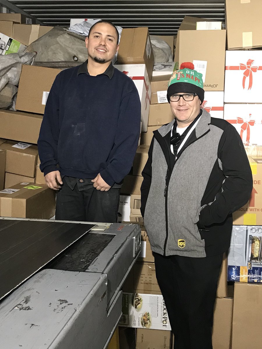 TonyTvalencia01's tweet photo. #CaughtSafety Phoenix Twilight - Victor Gama caught following Safe Work Methods. Proper use of load stand while unloading. @JosephKerich1 https://t.co/CxSgFQZOri