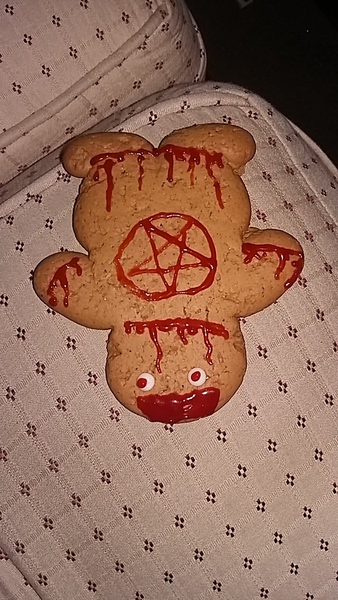welshphotog's tweet photo. Thanks @Starbucks for the free gingerbread man kit.
I decorated it in a festive fashion. https://t.co/RrVnMzh54X