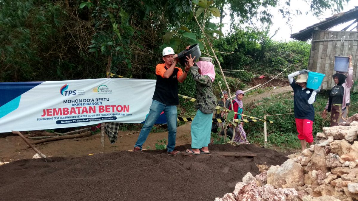 RelawanKampung's tweet photo. Pekerjaan gotong royong pembangunan jembatan beton di Sumenep Madura donasi PT Terminal Petikemas Surabaya. https://t.co/xcXwN2KTkG