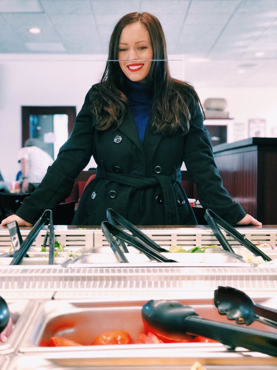 BrittniDeLaMora's tweet photo. Check out that salad bar 😍 #LunchWithBae #food https://t.co/QY2rBPBQaj