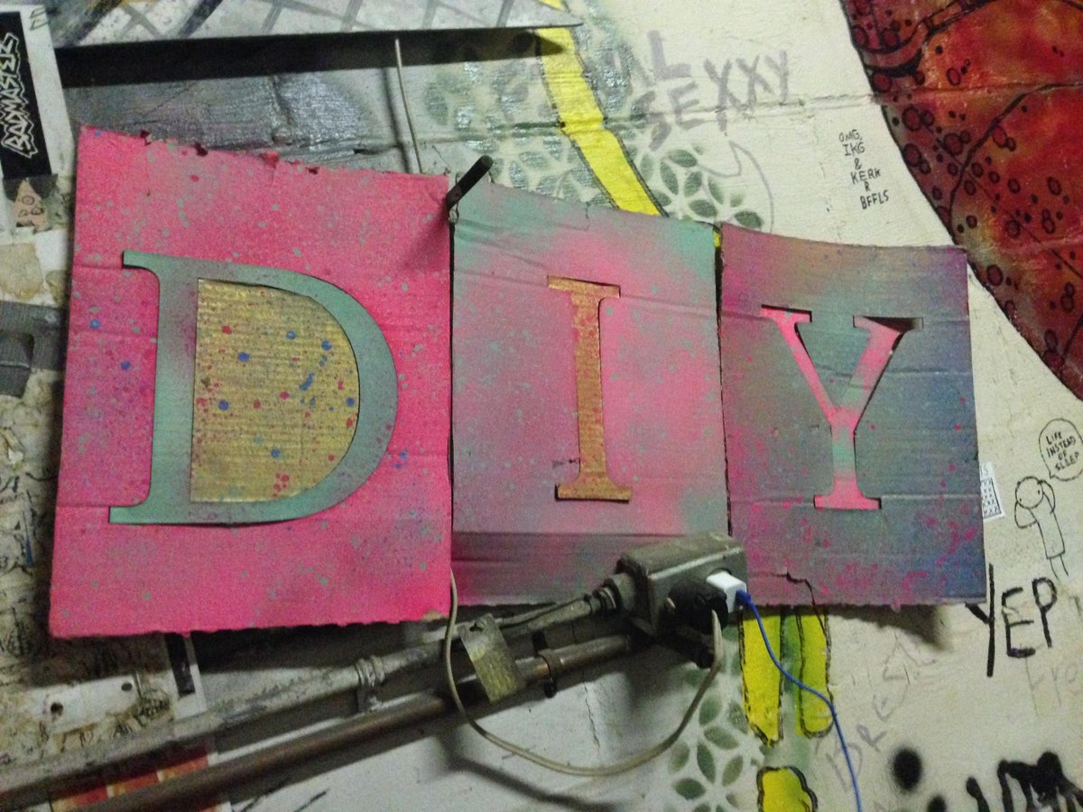 tapeswapradio's tweet photo. It's our year-end retrospective tonight on WDIY 88.1 FM at 11 PM. Tape Swap's Matt, Shamus, Eddie,  Caroline, Andrew, and James each give their pick for Best DIY Release of 2017. Plus, we premiere the #ShardsSession from Beaver Falls, PA's Captain the Sky. https://t.co/LveMgFGE9r https://t.co/TLHkedOHMe