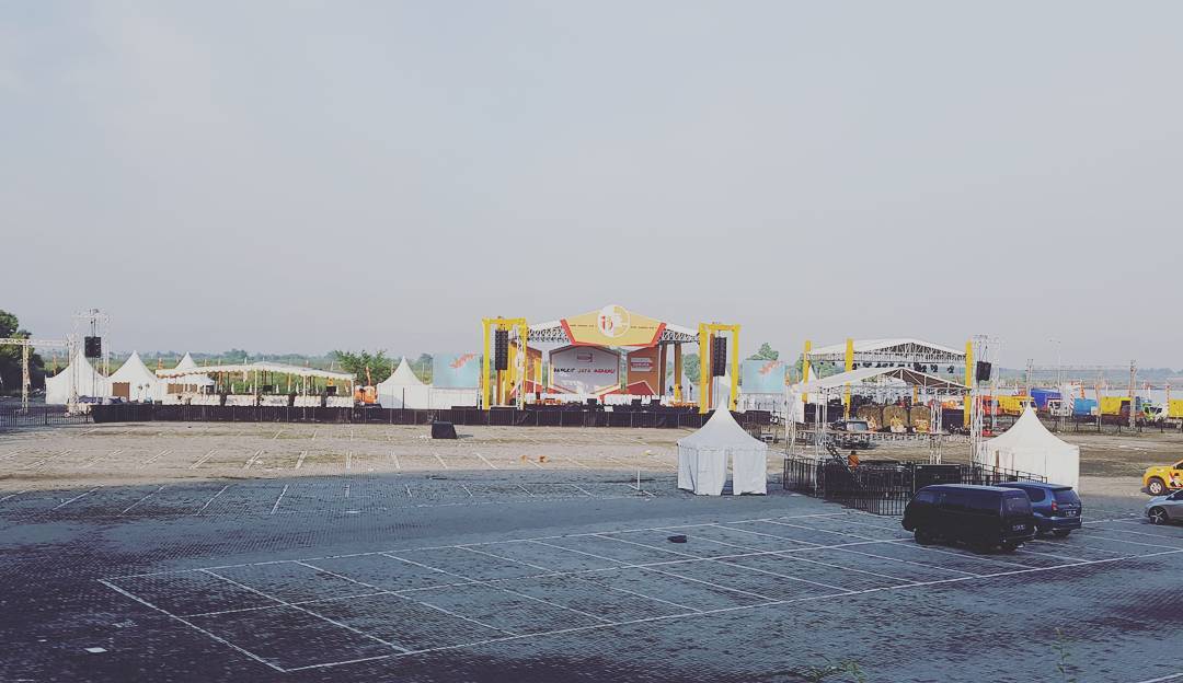 Siang ini @OMNEWPALLAPA Menghibur warga SEMARANG,Dalam rangka hut yg ke - 11 partai Hanura,di pantai marina kota semarang #wasek