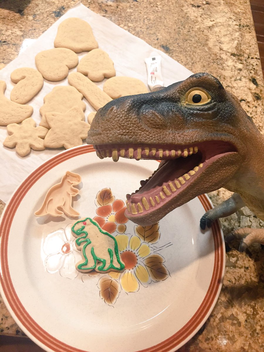 HD_Rex_2729's tweet photo. Hey, look! It's me! A tiny cookie Rex!  #ImTheBestBaker #IReallyNeedMyOwnApron #IDontEvenHaveAnOrangeOne https://t.co/tnbsr67V4u