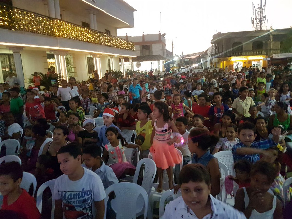 Feliz Navidad a todas las familias colombianas especialmente a las de nuestro ciénaga de oro.
