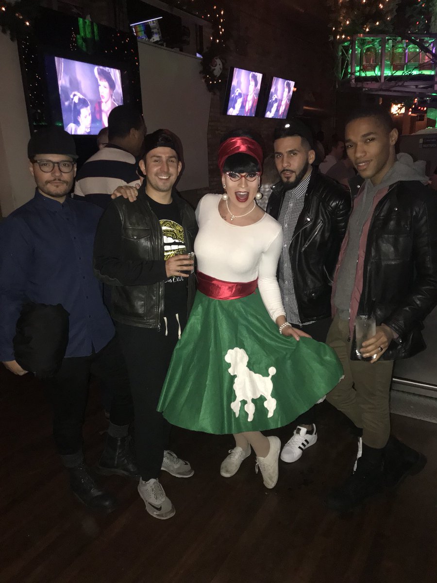 debbiefoxdrag's tweet photo. Monday night at @sidetrackbar was fun! That was just the begging of a busy work week. #BusyDragQueen #WorkingGirl #50s #1950s #1950sFashion #Poodle #PoodleSkirt #DebbieFox #Foxtails #BoystownsSweetheart #PinUpOfHalsted #ChicagosMouseketeer #Chicago #Boystown #Nightlife #Halsted https://t.co/gnIKn1MakQ