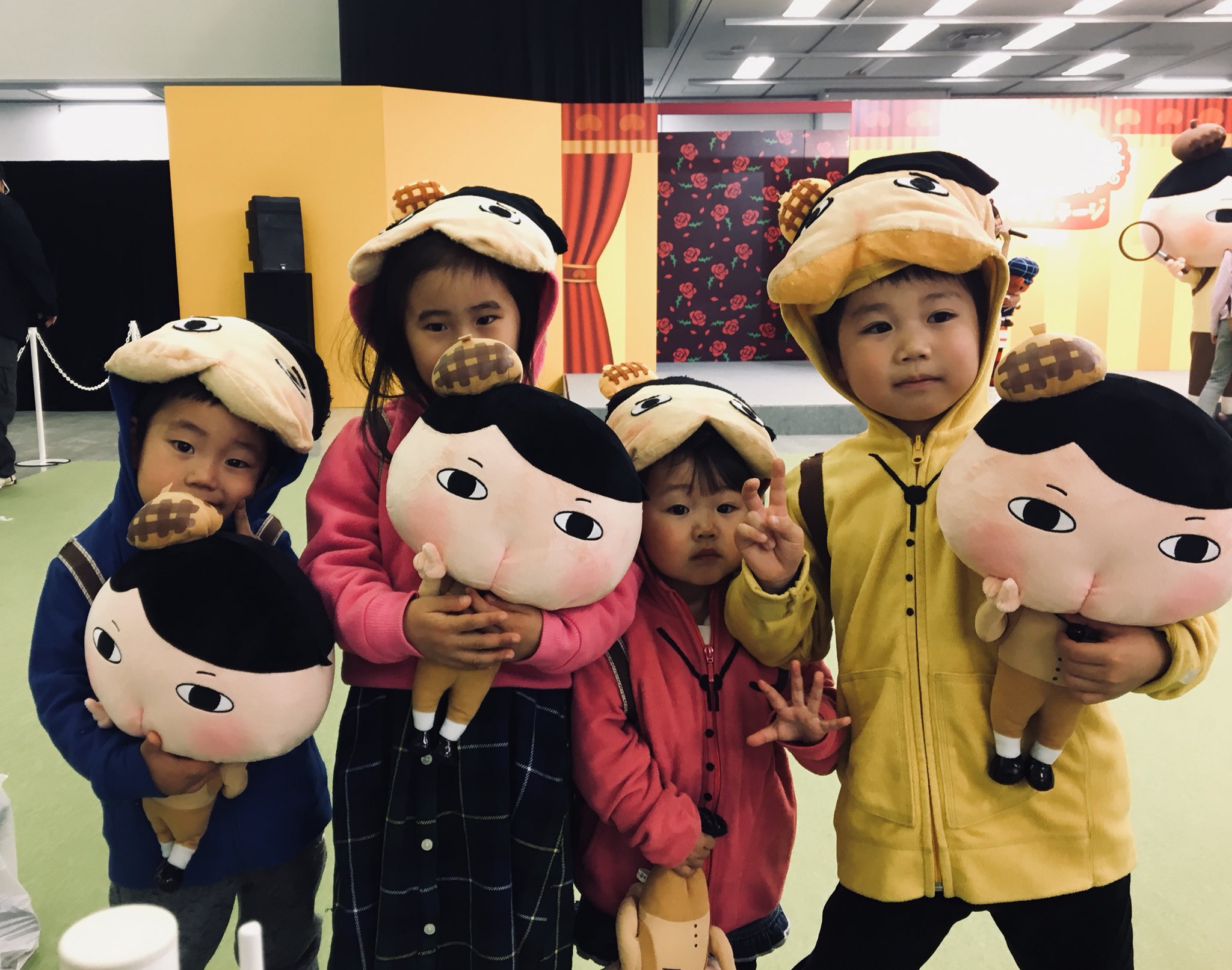 ポプラ社 おしりたんてい イベント 初ステージで初ダンス ファンのお子さんたちで大盛り上がりです 手作りのおしりたんてい を連れてきてくれたお子さんたちをパチリ イベントホームページはこちら T Co Mhojnwo5qd