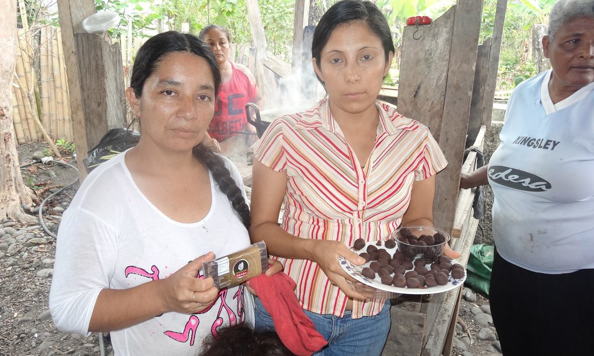 Marthaleom's tweet photo. MIES - ESMERALDAS, apoya el trabajo de la  Asociación  Agropecuaria “Mujeres hacia el Futuro”, ha  permitido organizar a un grupo de 17 personas, mujeres  campesinas, quienes hoy  están comercializando productos elaborados de  cacao. https://t.co/lCyY1RpXKr