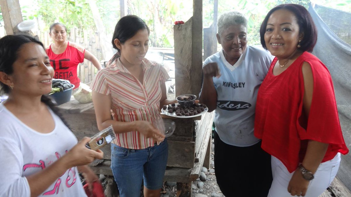 Marthaleom's tweet photo. MIES - ESMERALDAS, apoya el trabajo de la  Asociación  Agropecuaria “Mujeres hacia el Futuro”, ha  permitido organizar a un grupo de 17 personas, mujeres  campesinas, quienes hoy  están comercializando productos elaborados de  cacao. https://t.co/lCyY1RpXKr