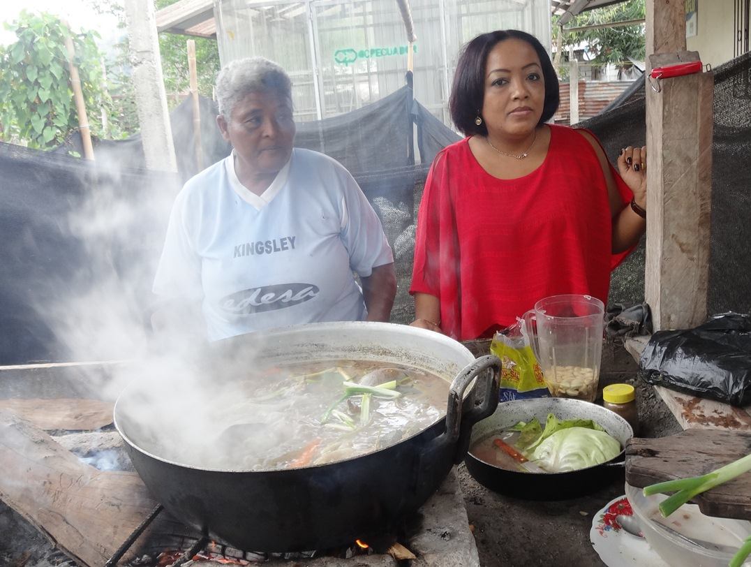 Marthaleom's tweet photo. MIES - ESMERALDAS, apoya el trabajo de la  Asociación  Agropecuaria “Mujeres hacia el Futuro”, ha  permitido organizar a un grupo de 17 personas, mujeres  campesinas, quienes hoy  están comercializando productos elaborados de  cacao. https://t.co/lCyY1RpXKr