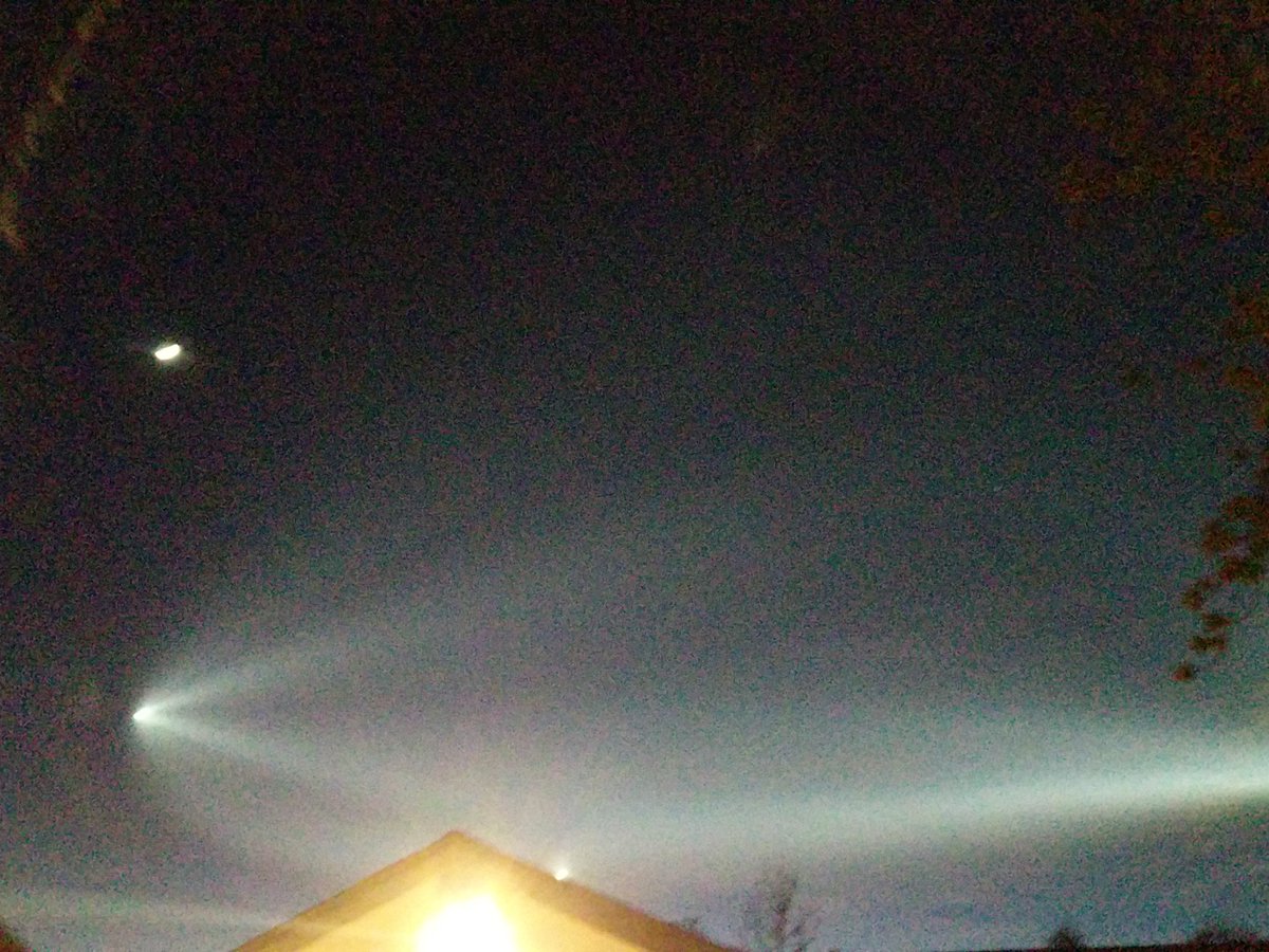 mc_adea's tweet photo. Anybody else seeing a jet with a stream in Poway? https://t.co/9ue7X69lyy