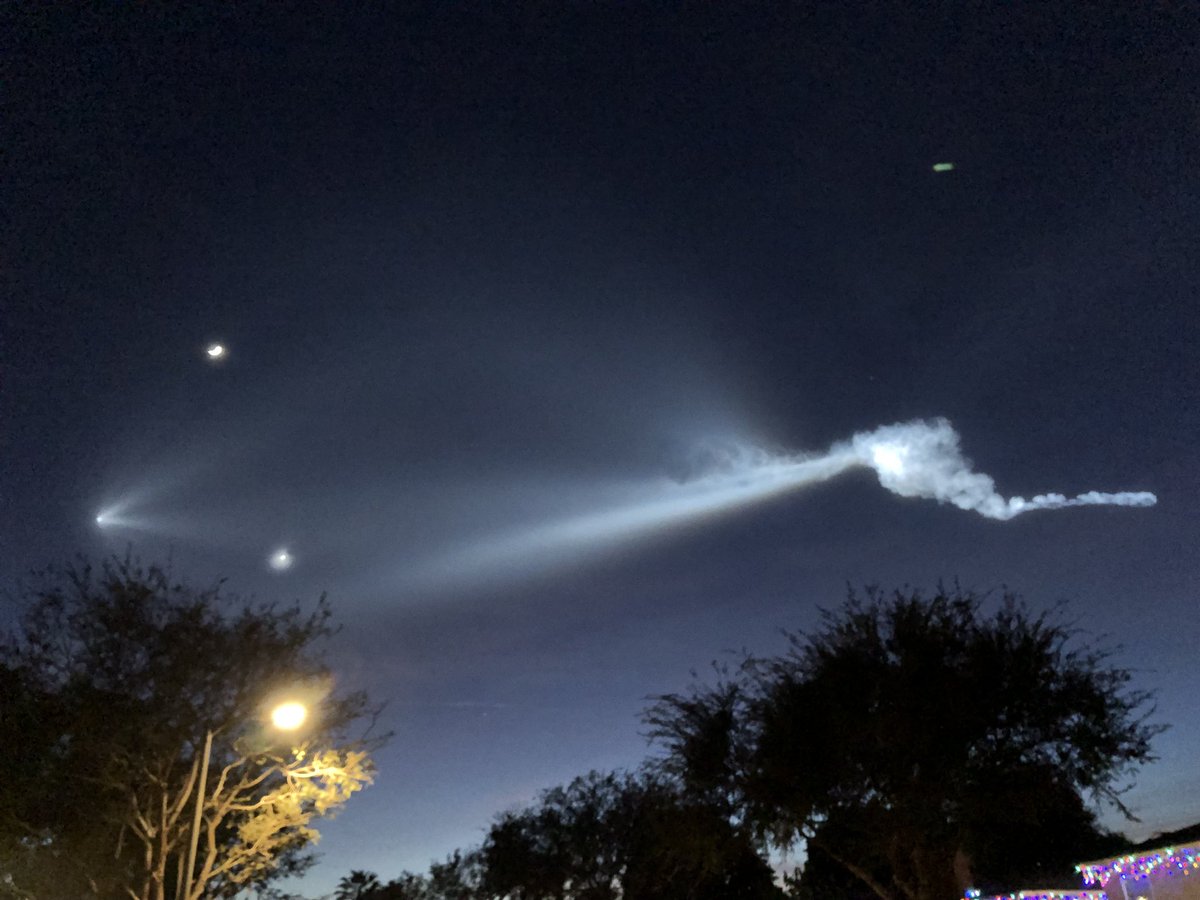 samiihartman's tweet photo. Can someone please tell me what this is in the sky https://t.co/qNgzy5fQtR