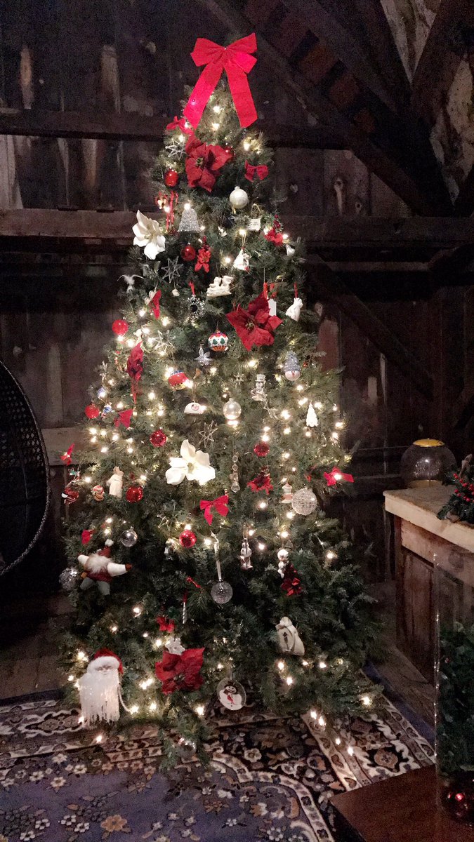 CrissyBorman's tweet photo. Love our barn tree! #biggreenbarn #MerryChristmas #Christmas2017 #barn https://t.co/qhnyZD9rft
